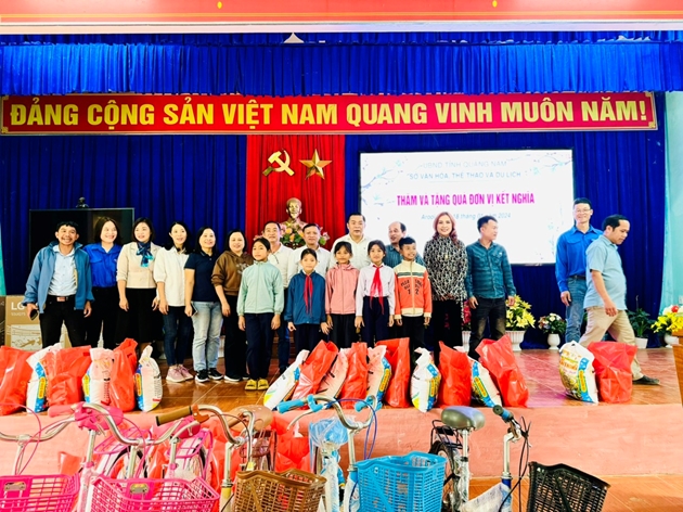 Mang Tết sớm đến đồng bào vùng cao gặp khó khăn